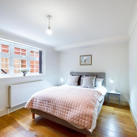 Redhill Town Centre Apartment By Livingo Екстер'єр фото
