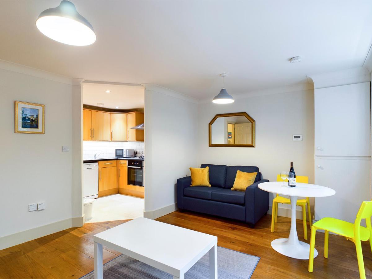 Redhill Town Centre Apartment By Livingo Екстер'єр фото