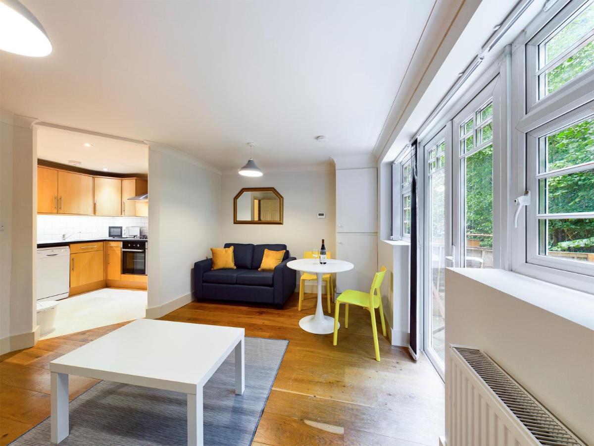 Redhill Town Centre Apartment By Livingo Екстер'єр фото