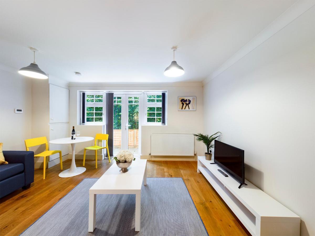 Redhill Town Centre Apartment By Livingo Екстер'єр фото