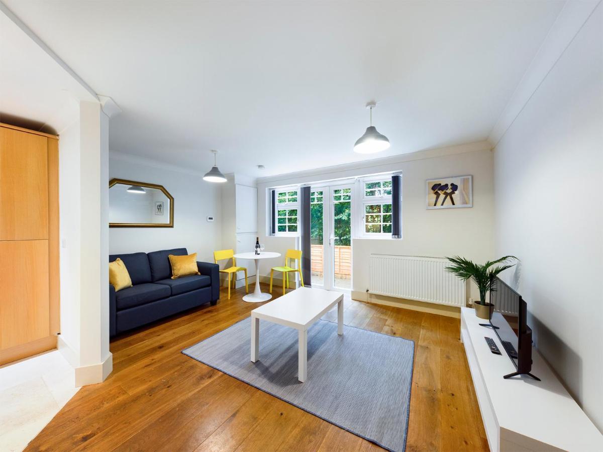Redhill Town Centre Apartment By Livingo Екстер'єр фото
