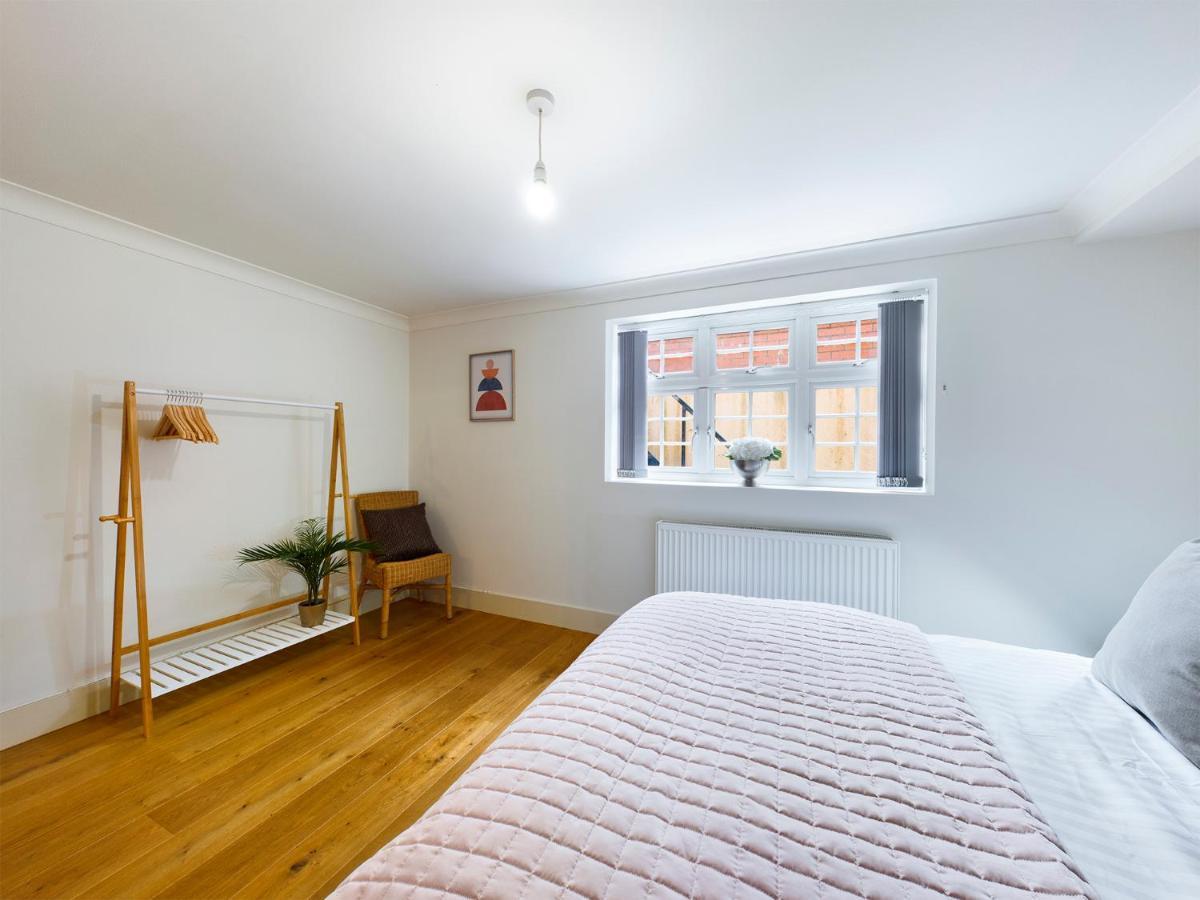 Redhill Town Centre Apartment By Livingo Екстер'єр фото